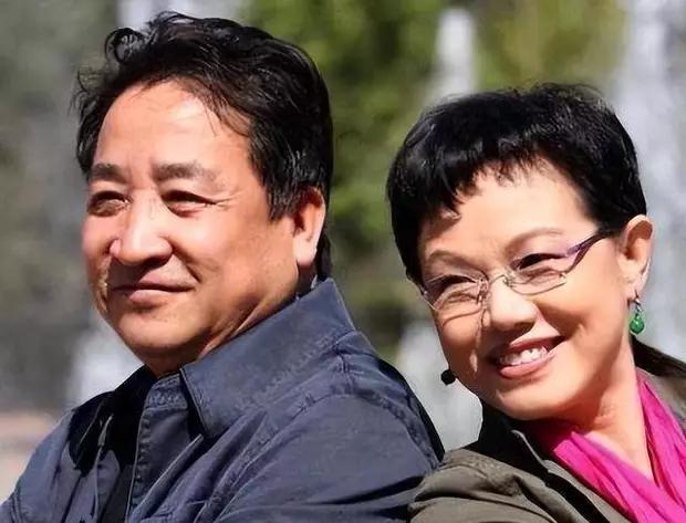 75岁的姜昆，台上笑了一辈子，台下却为46岁闺女愁白了头。
姑娘不肯结婚，一提对