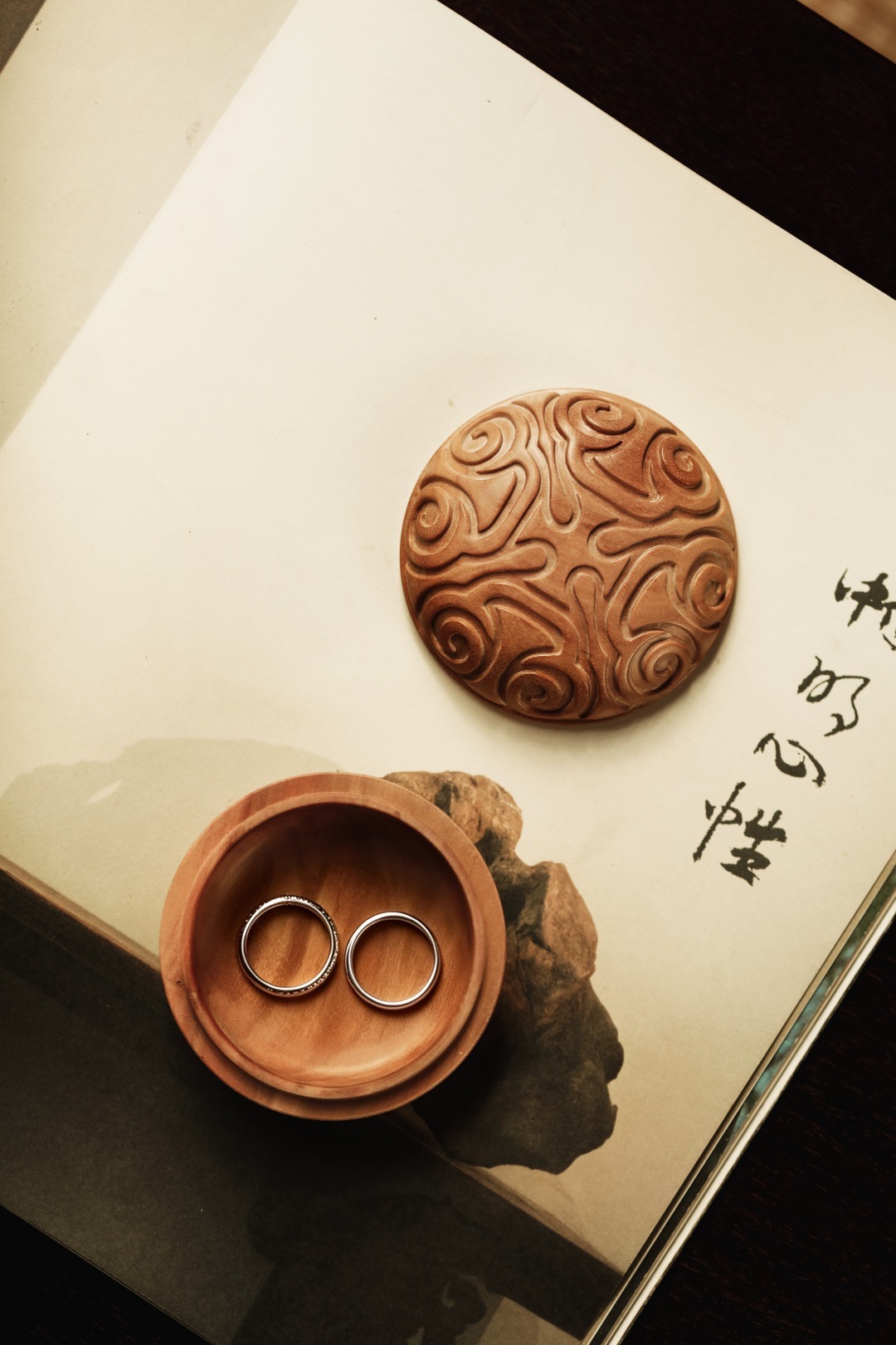 老山檀香 | 如意云纹·圆盒老山檀整木挖制，仿剔犀雕刻如意纹，方寸之间，却令人赏