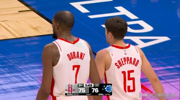 火箭老将杜兰特真是太看重后辈谢波德了！在今天火箭客场以113：108战胜魔术的赛