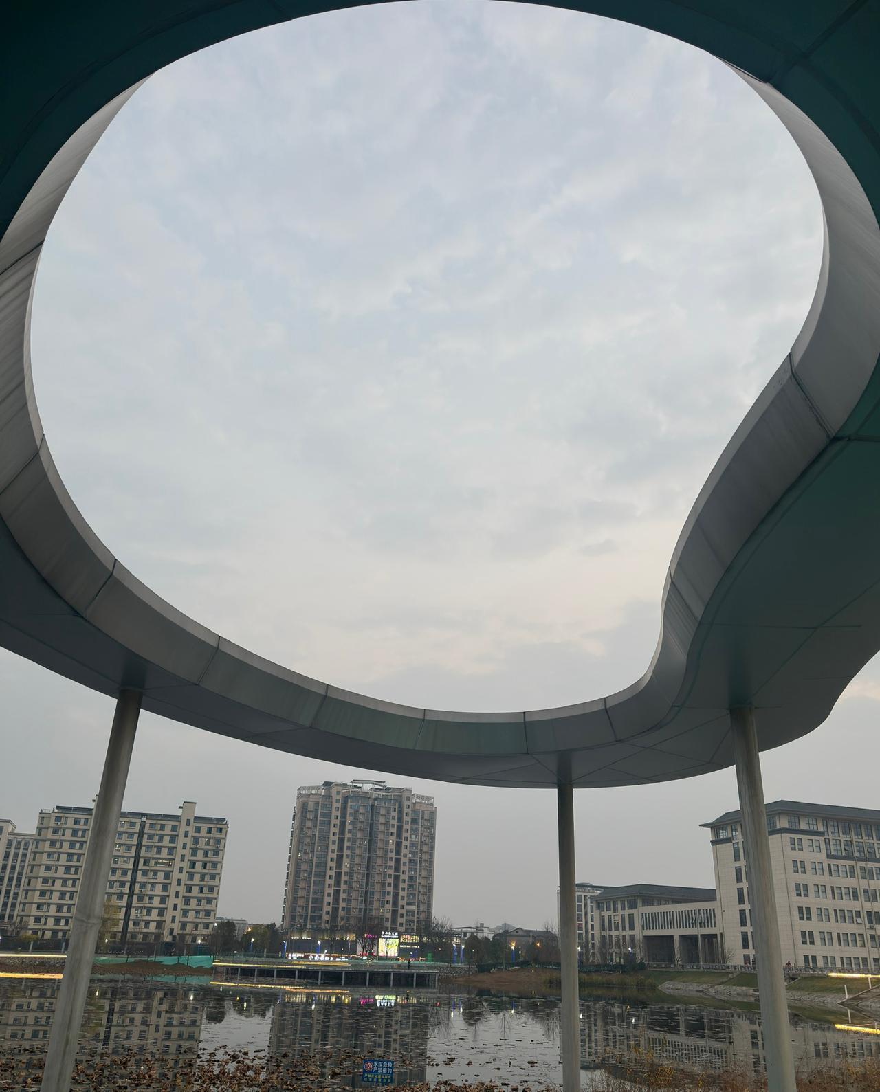 昨晚出去散步，偶遇一个曾经教过的学生，她一如既往的忙，忙着站在街边打电话，我站住