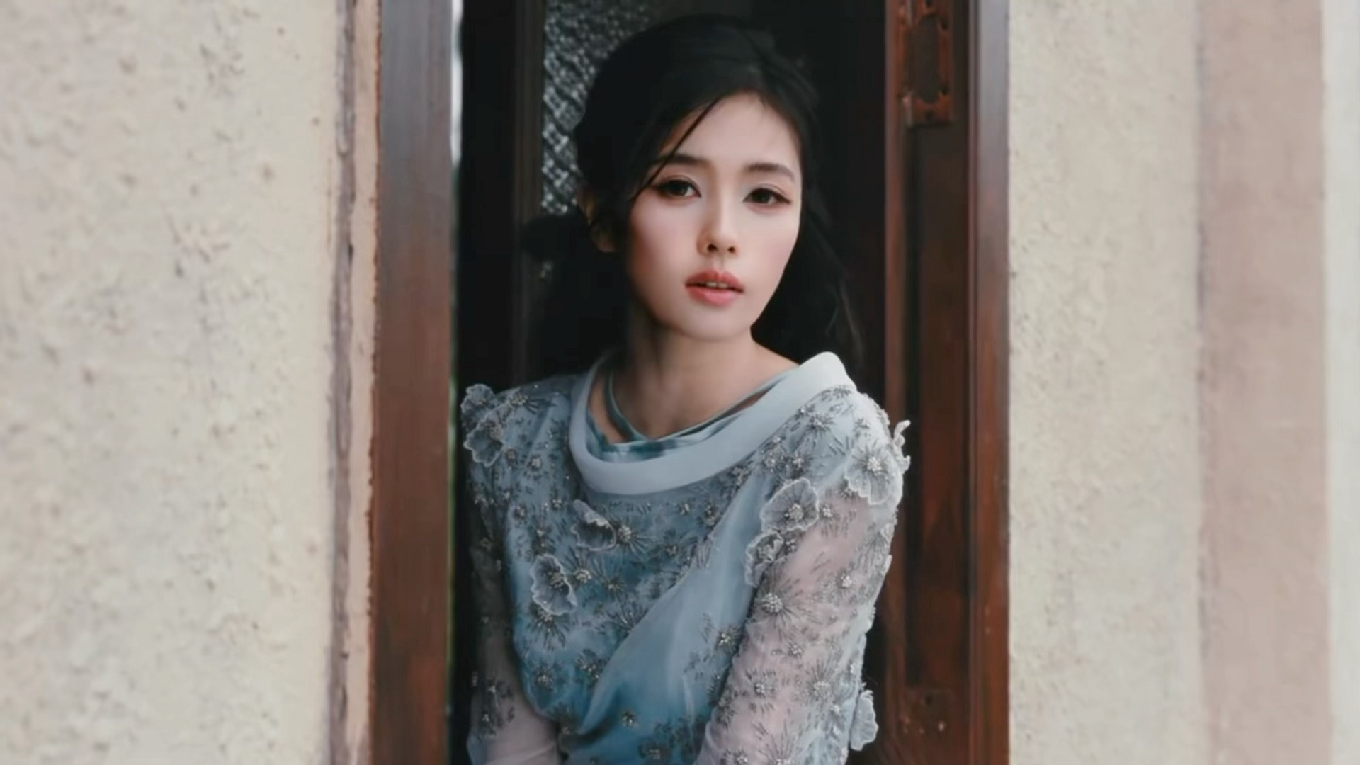 整体妆面和梦妍的眼神演绎一种新登女皇感扑面而来😇必须展现锋芒的威严感 还有想藏