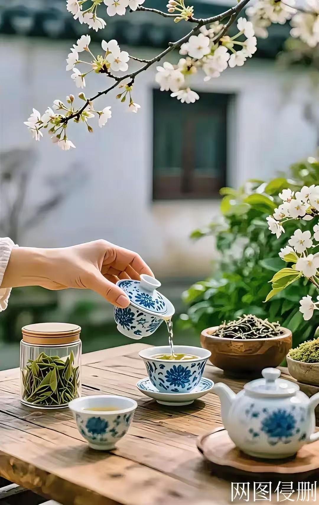 天净沙·品春茶
庭前静坐茶香，
新芽嫩伴海棠。
味入甘醇韵长。
云轻天朗，
盏中