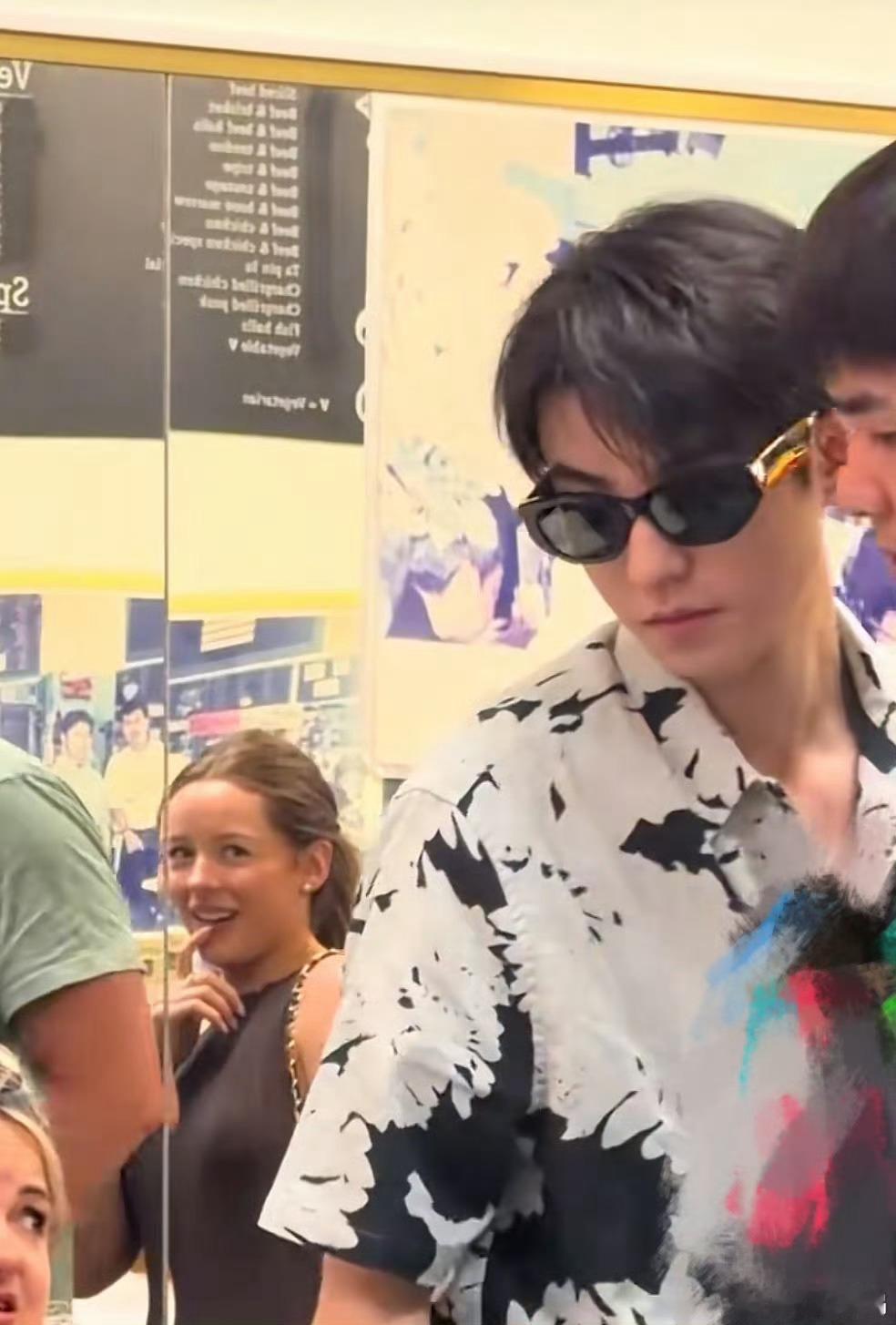 搜狐娱乐王俊凯墨尔本花衬衫墨镜路透 不错 帅气 