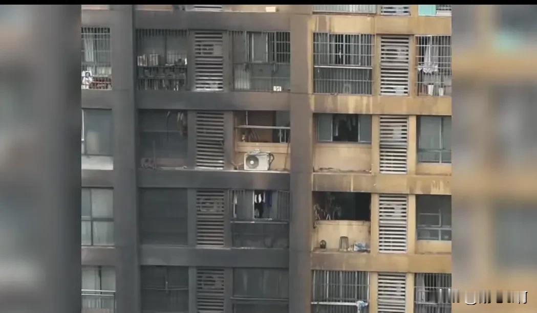 大火从1楼能烧到33楼，关键的原因是什么？就是现在建楼外墙的墙体外面用的都是易燃