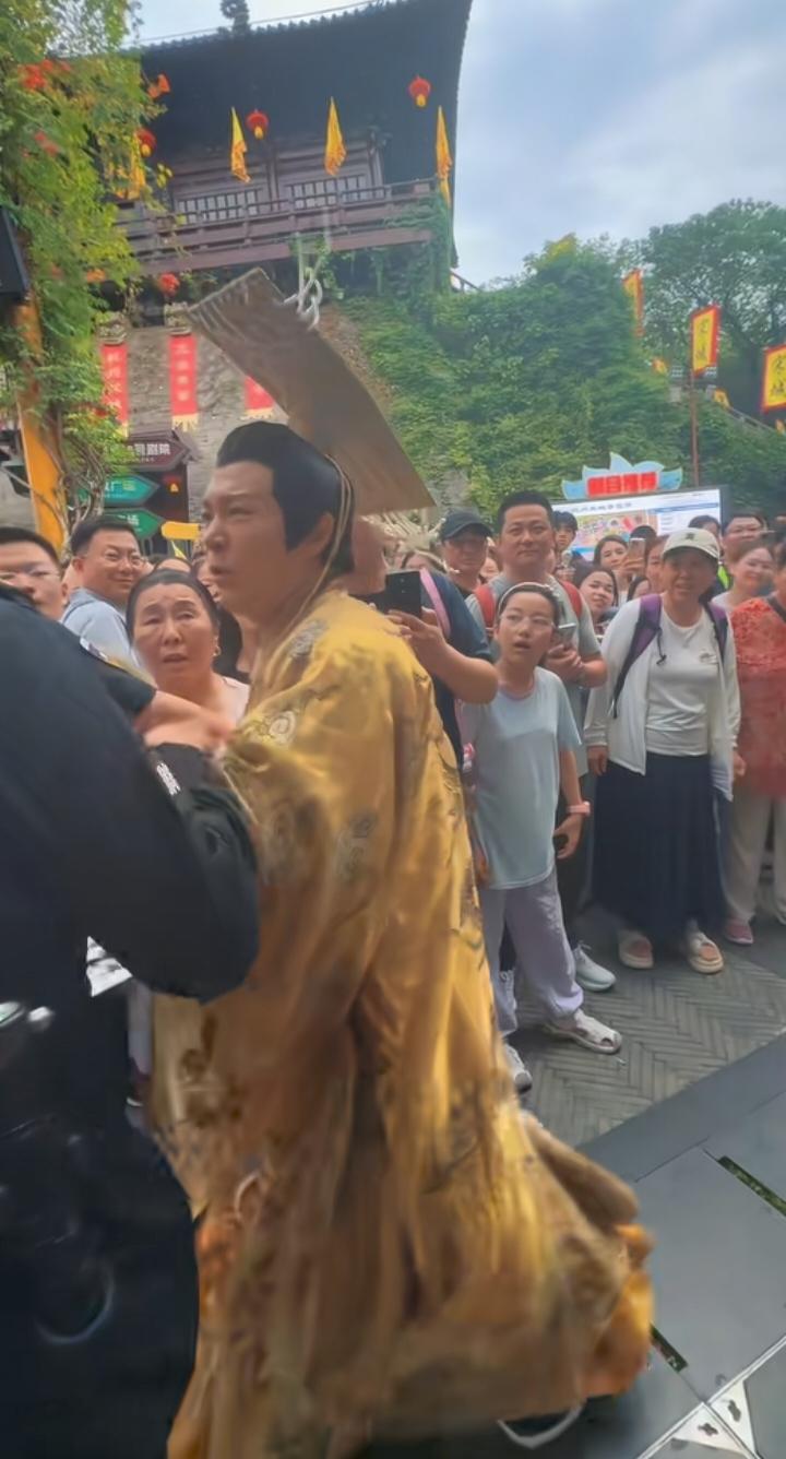 宋城保安拦"皇帝"爆火！38万人点赞：这巴掌，打得真响
 
最近杭州宋城一个视频