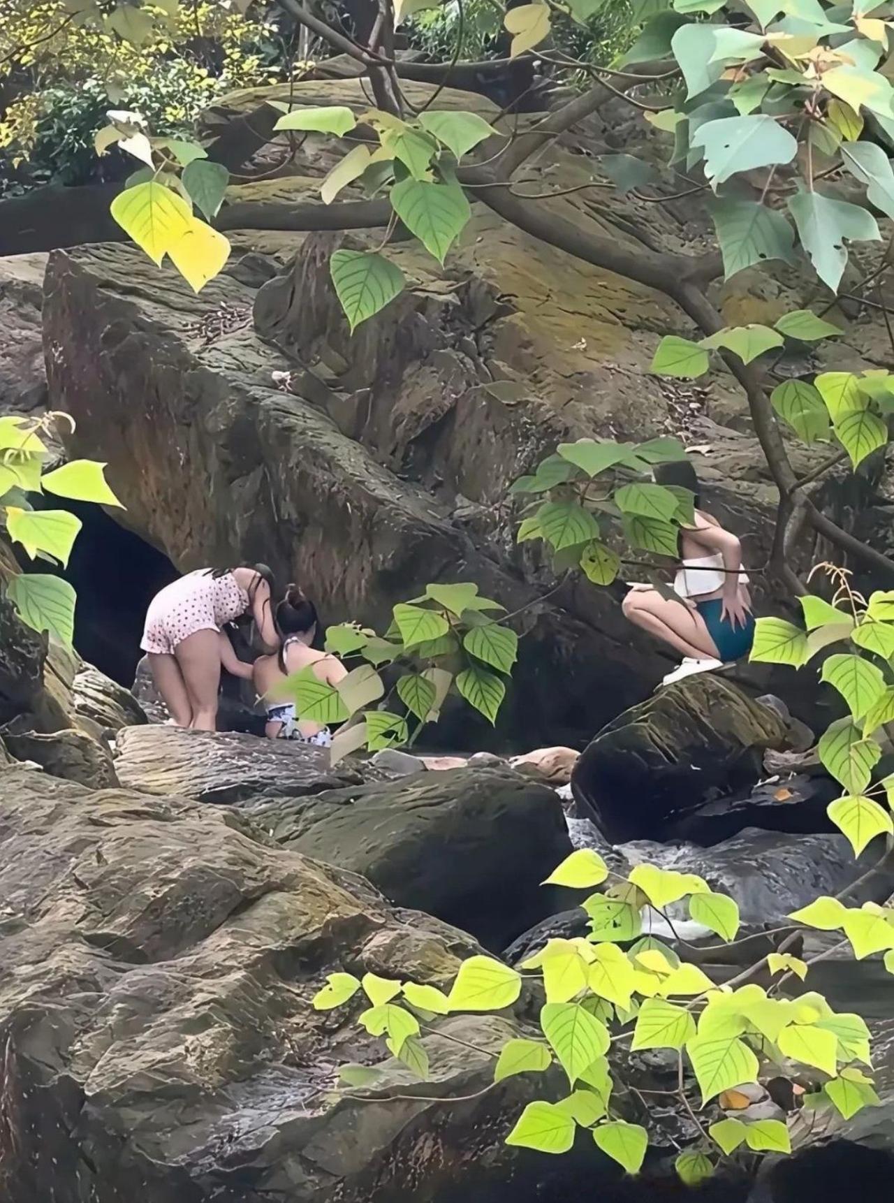 现在的年轻人，把深山老林都玩成水上乐园了！
每次想躲进山里图个清净，结果一拐弯就