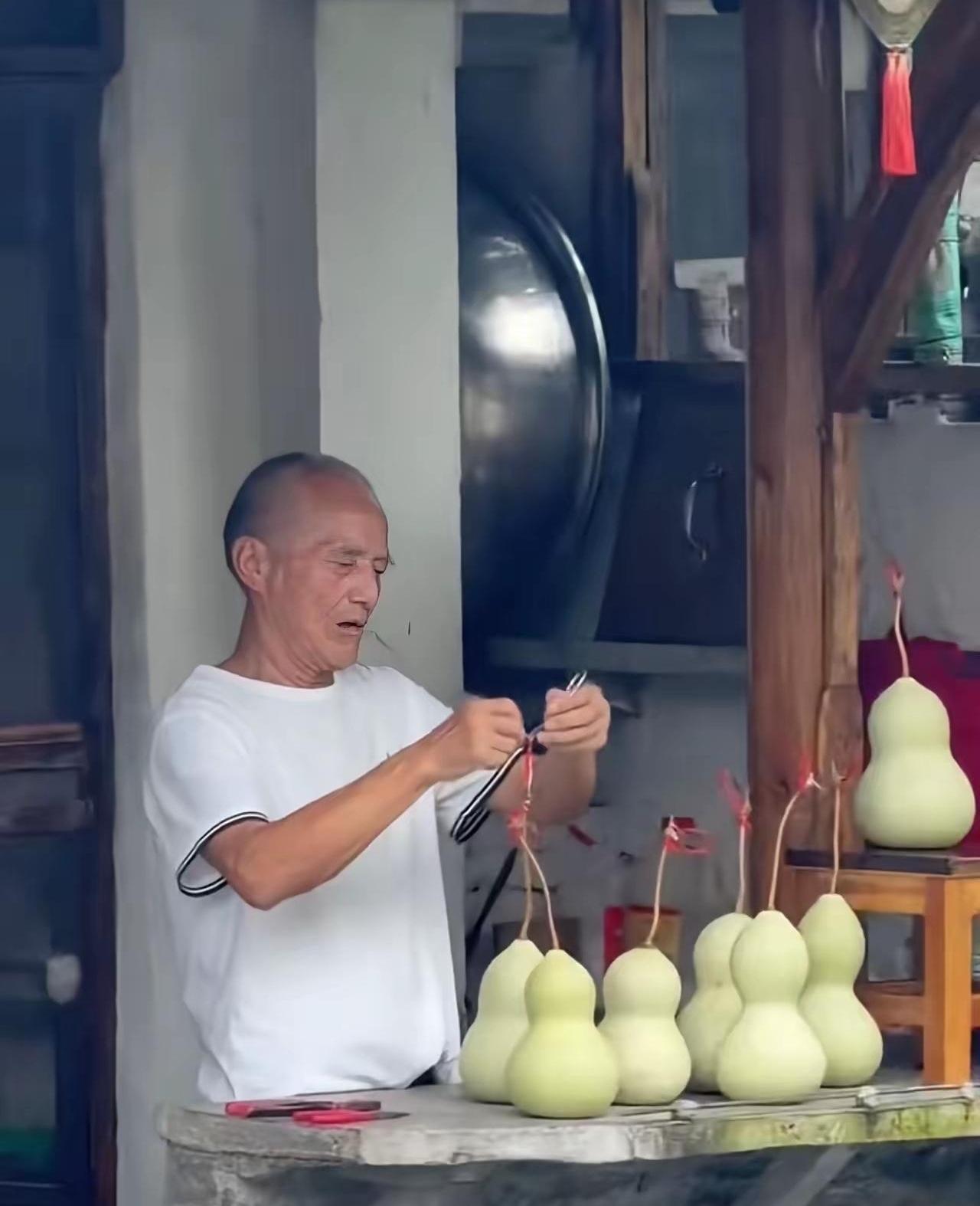 从几万人围堵到门可罗雀，这满院子的葫芦又挂回去了，老爷子这是被谁“逼”的？
前阵