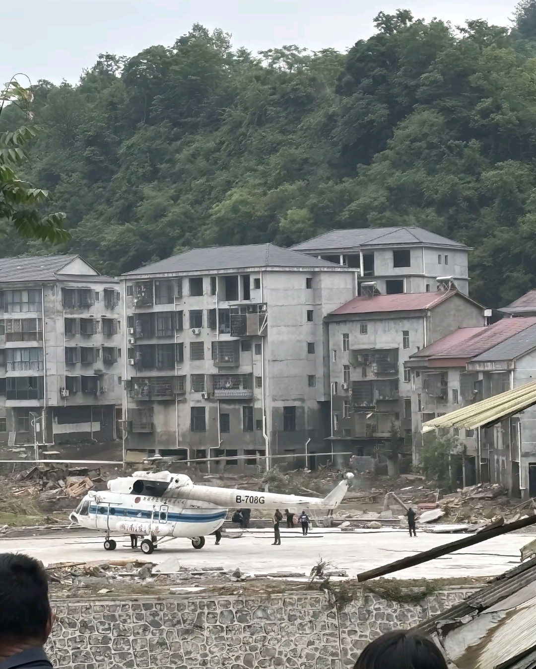 湖南石门遭遇极端强降雨DY上刷到不少视频，多型直升机参与湖南救灾。 