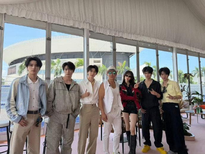 刘耕宏时代少年团合照刘耕宏发的时代少年团赛车合照健身前辈与少年团梦幻碰面，刘耕宏