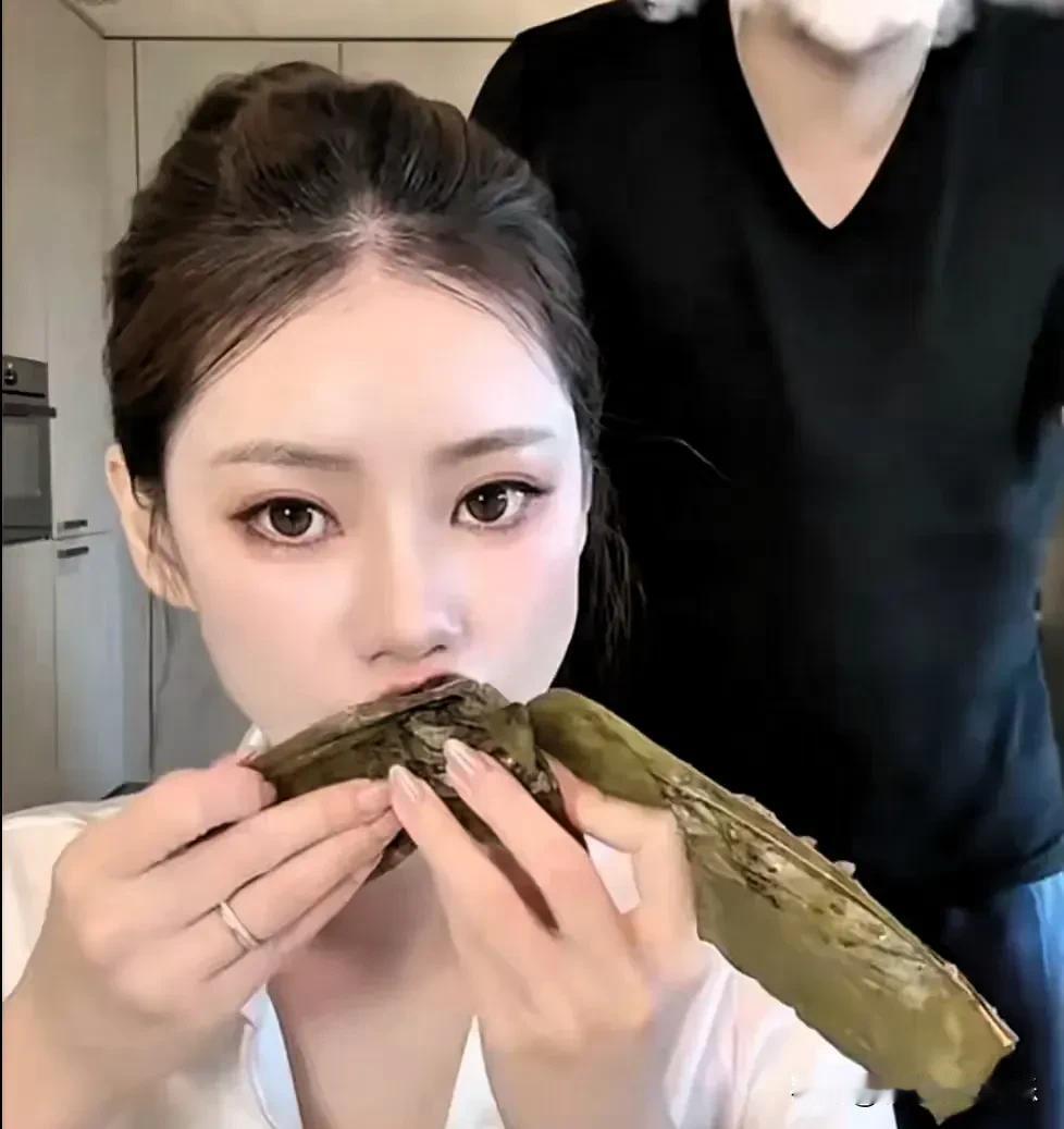 汪小菲娶对人了，马筱梅为了让他带货，一口气吃了六个粽子。

粽子是高热量的东西，