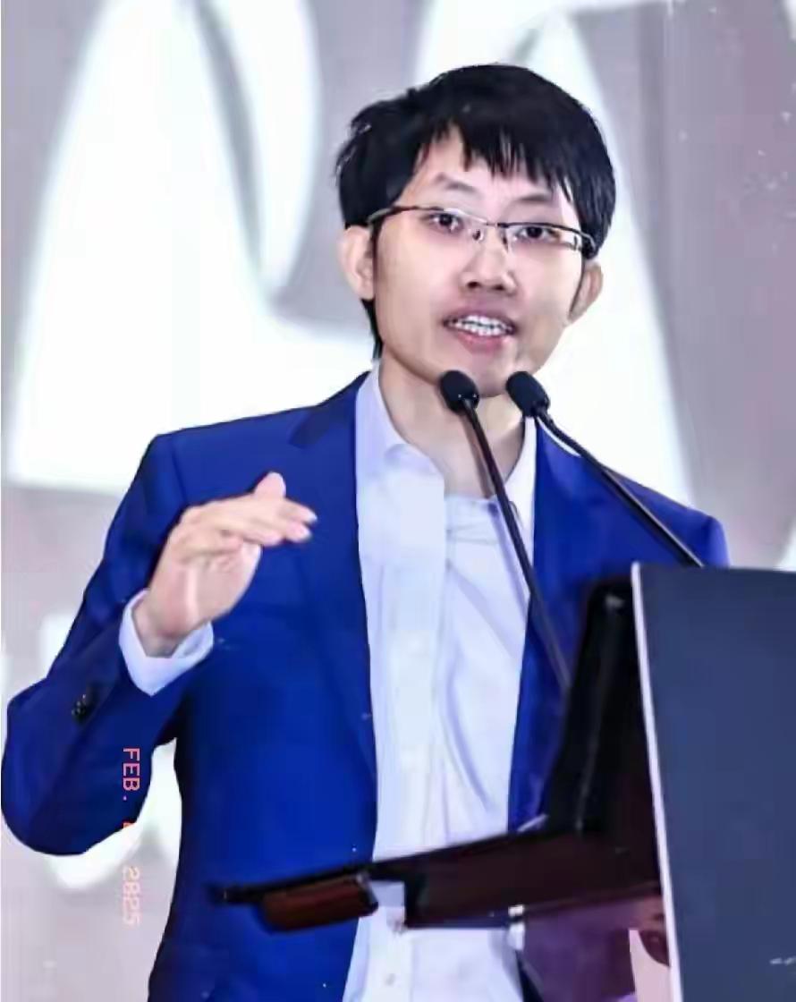 DeepSeek创始人梁文锋两年前在DeepSeek创办初期曾说：“不赚暴利，只