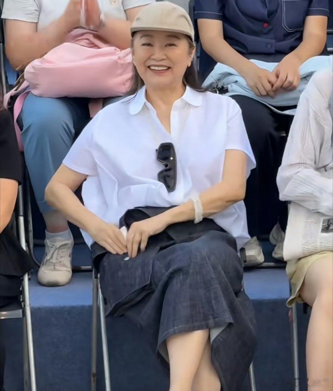 林青霞这才是真正优雅的老去听到这声‘我爱你’，心里一下就软了。美人迟暮从不凄凉，