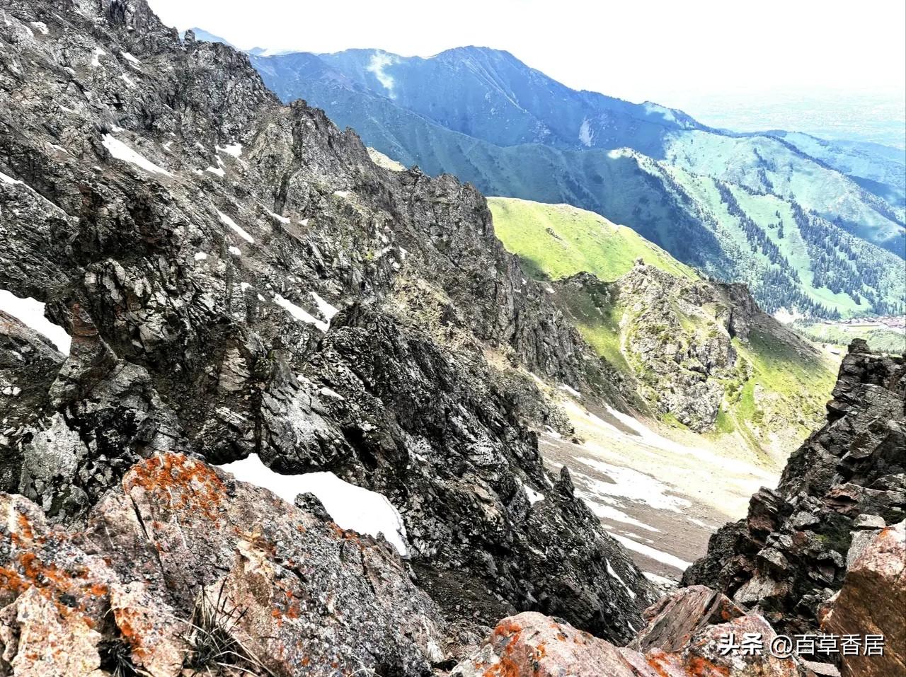 上联：夏逝秋临闻叶落，
下联：暑去寒来听雪声。