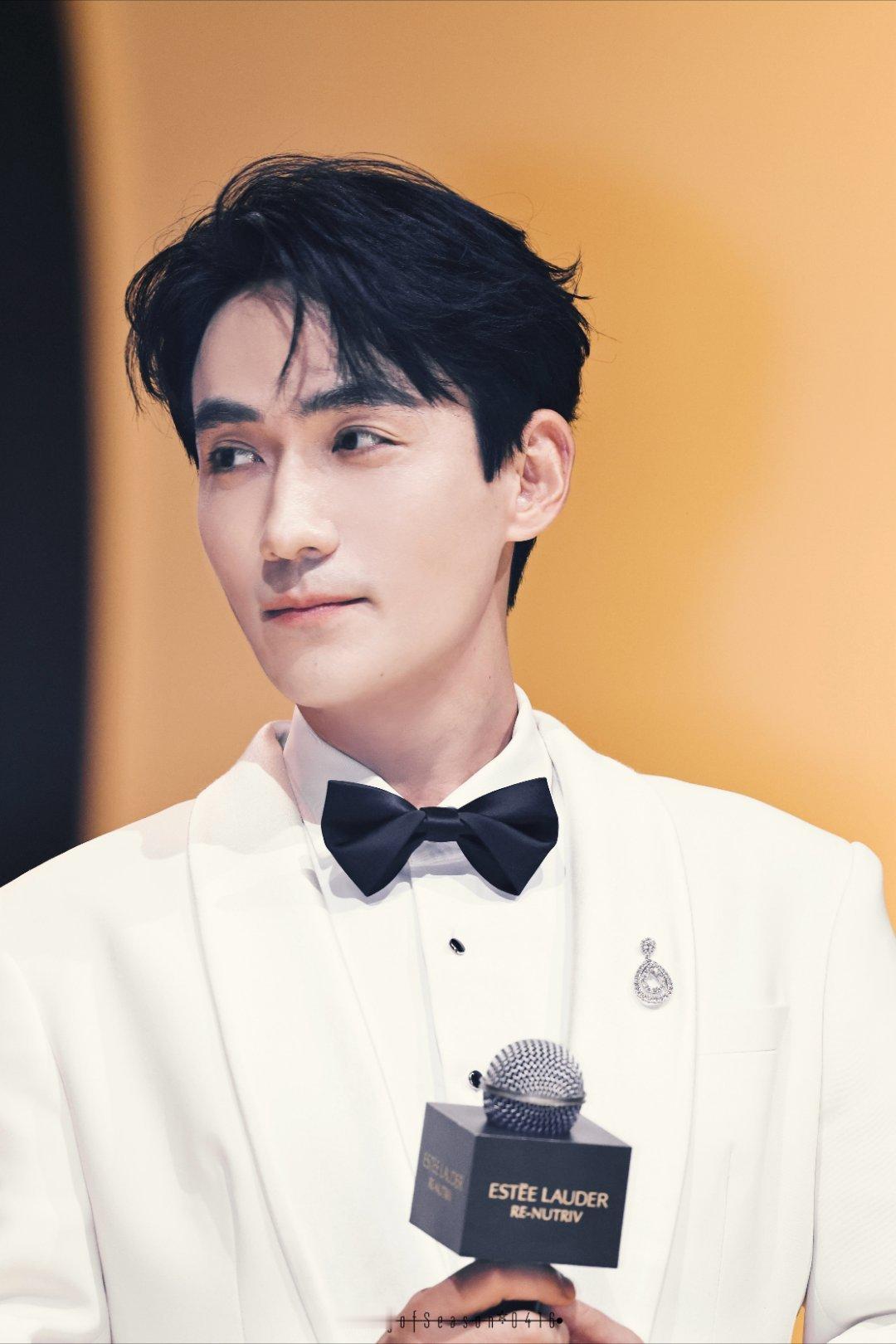 朱一龙雅诗兰黛全球护肤代言人岁月沉淀品质，朱一龙与雅诗兰黛共同演绎时间与美丽的交