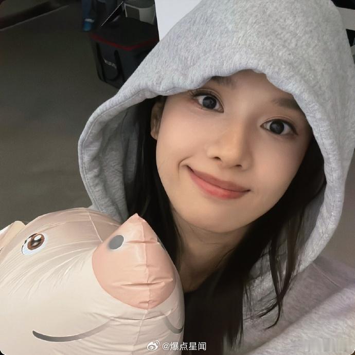 #张婧仪抱着小猪自拍##张婧仪和小猪合照#张婧仪抱着小猪自拍，美丽与可爱并存。小