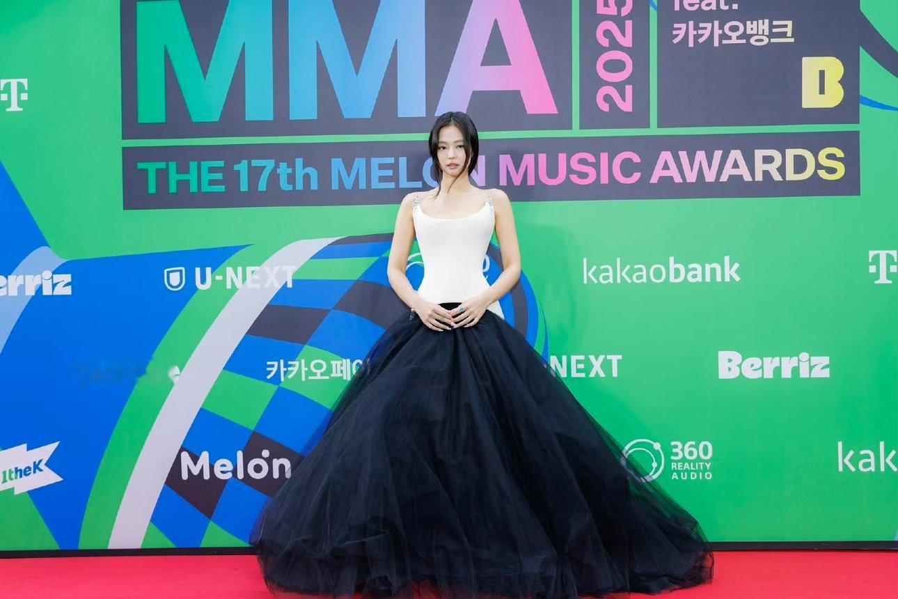 jennie黑白高定jennie新品牌高定哇哦是新品牌高定哎！ 