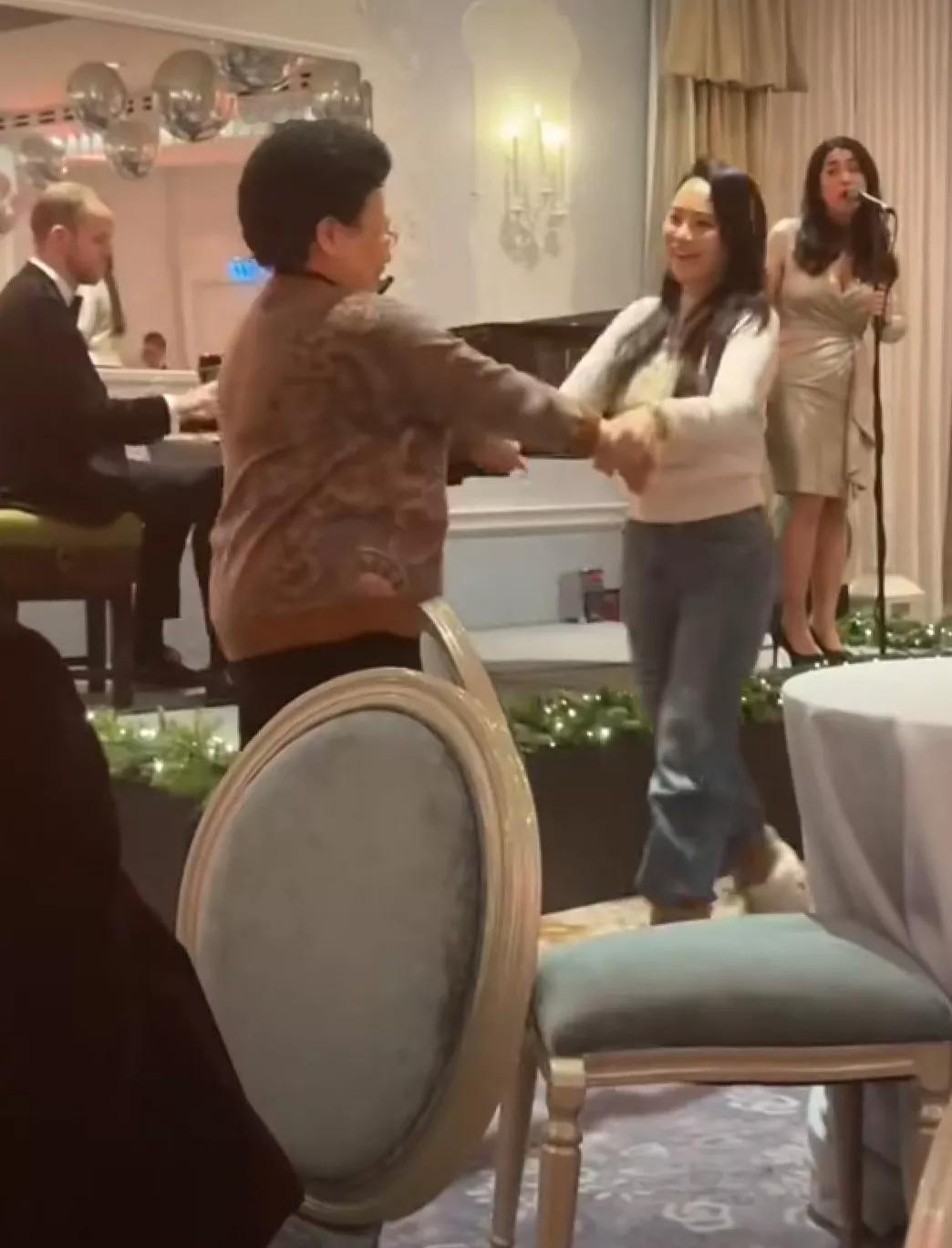 想要家庭和睦幸福
婆媳关系要处理好
伊能静真的好会处理婆媳关系啊
和秦昊妈妈间的