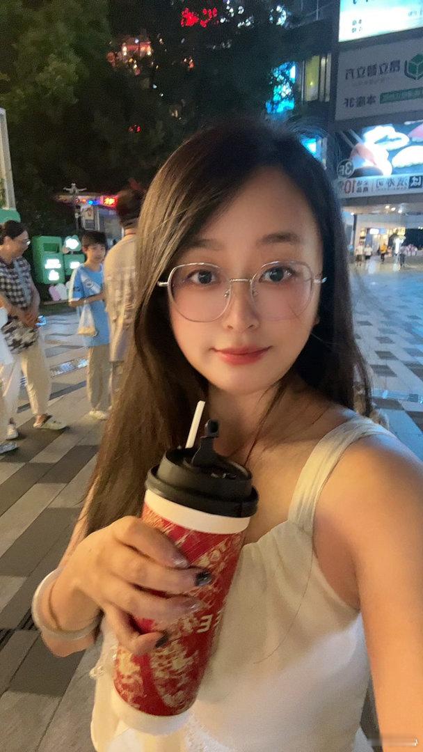 放松心情！晚上出来散步🚶♀️一杯奶茶带的快乐 