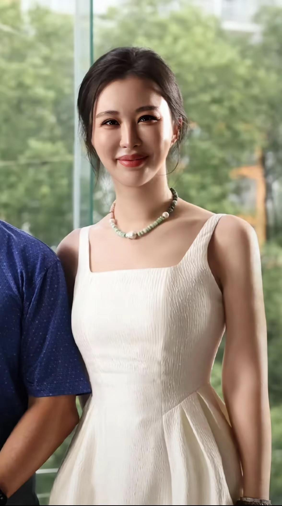 田朴珺为什么总带着这个绿色项链，是王石送的吗？很贵吗？说实话，44岁还能保养成这