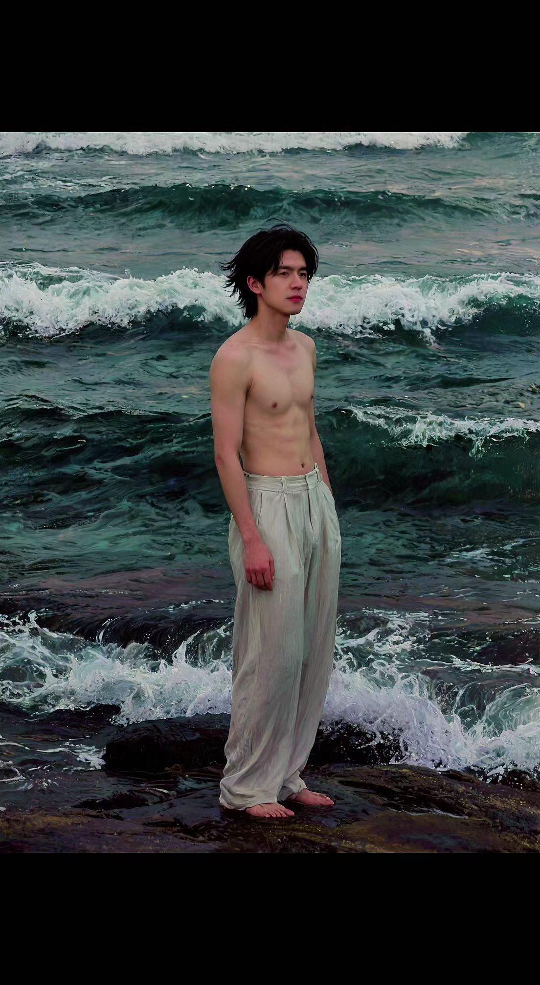 🌊浪花咬着礁石 少年站成孤独的坐标🌫️
风把心事吹皱成海 裤脚还沾着月光的盐