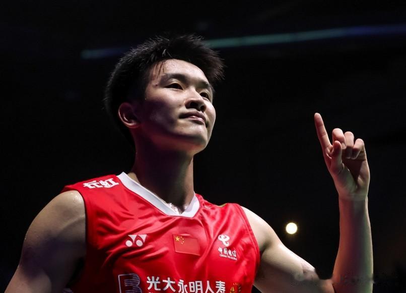 1-2！惨遭苦主逆转，李诗沣4连败丢冠，国羽无缘复制4冠王神迹！
李诗沣在法国羽