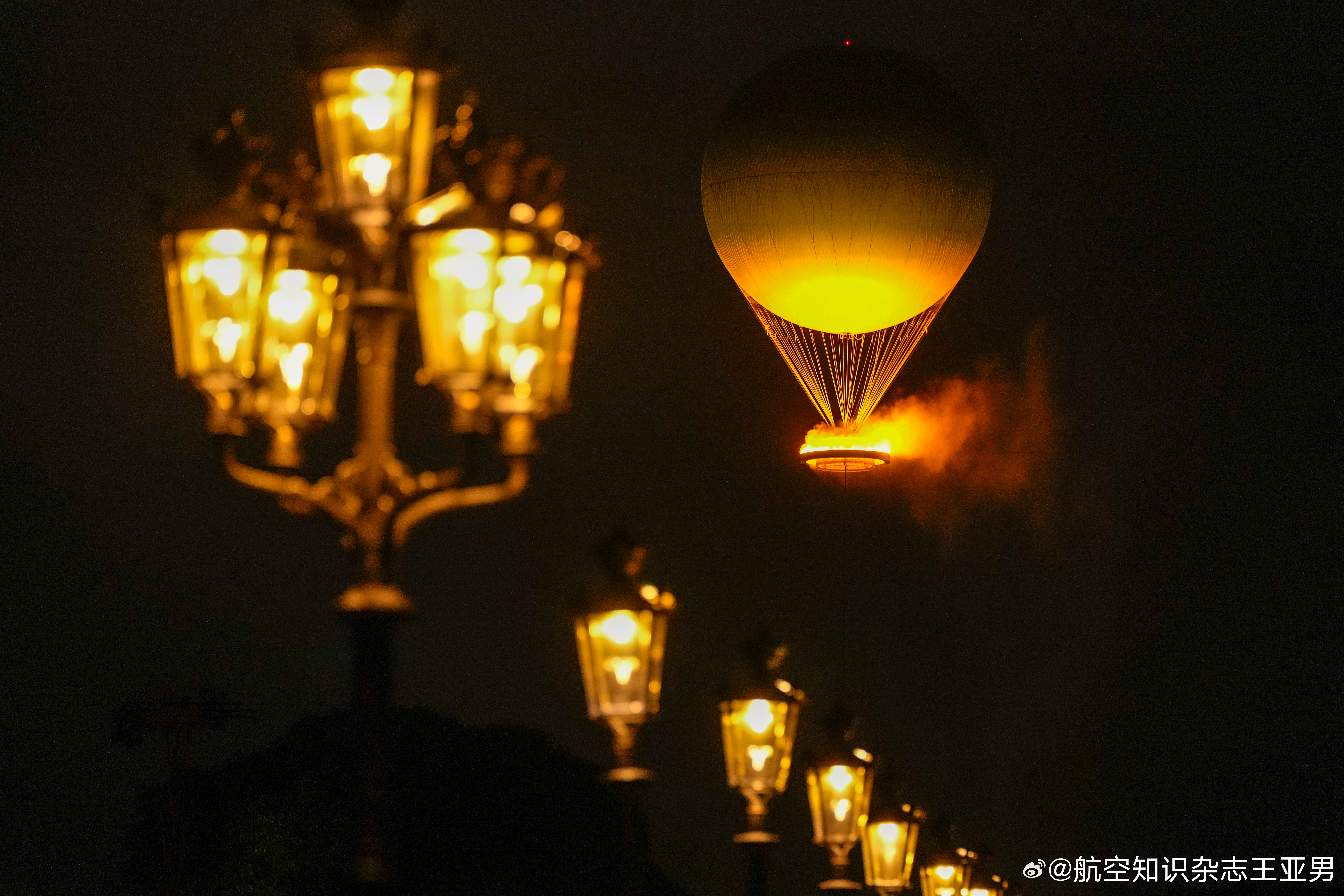 巴黎奥运会开幕式上那个大气球挺精彩。法国人首次把奥运主火炬做成了飞行器，白天在地