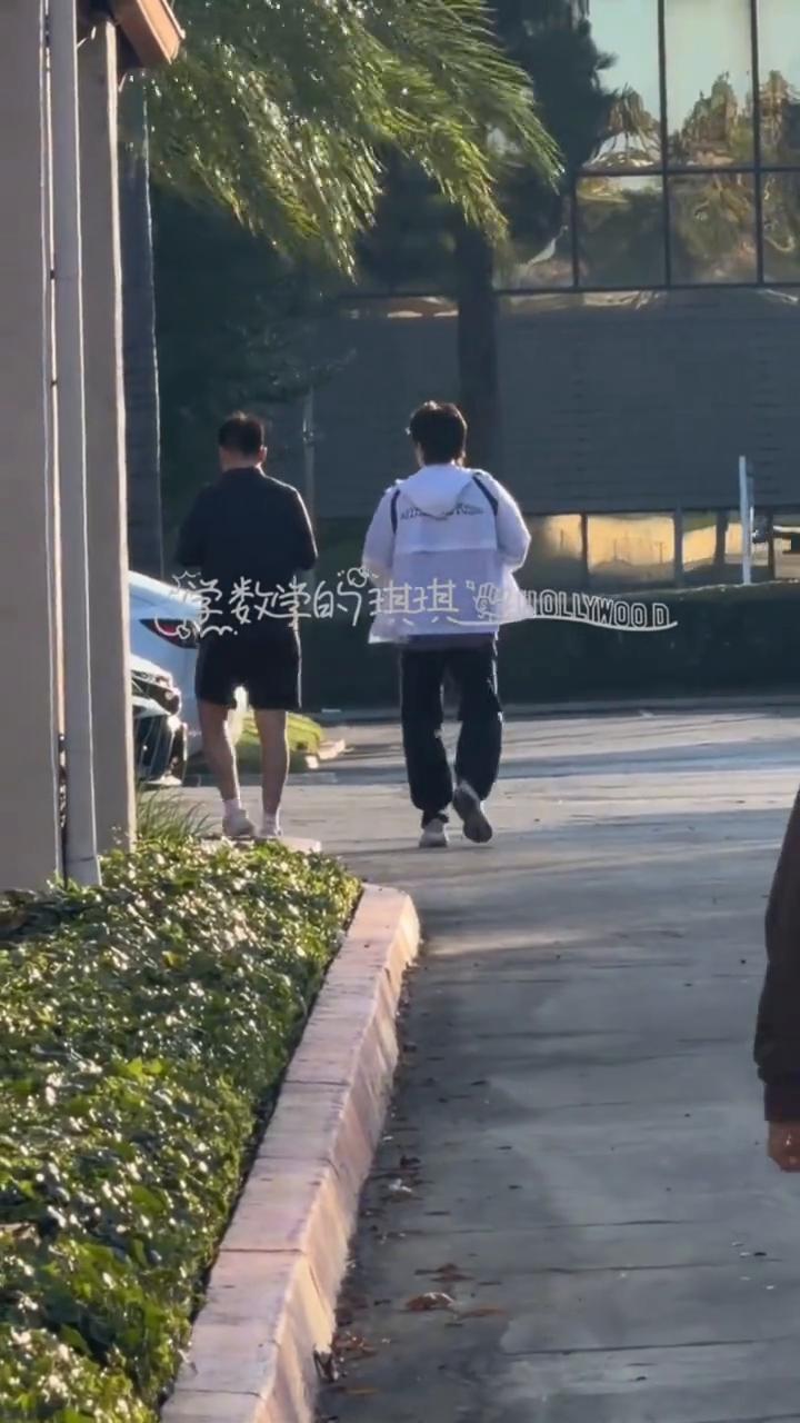 要回房间了，摸摸口袋找找房卡，发现不对：哎呀！小小声：那房卡忘拿了。
学数学的琪