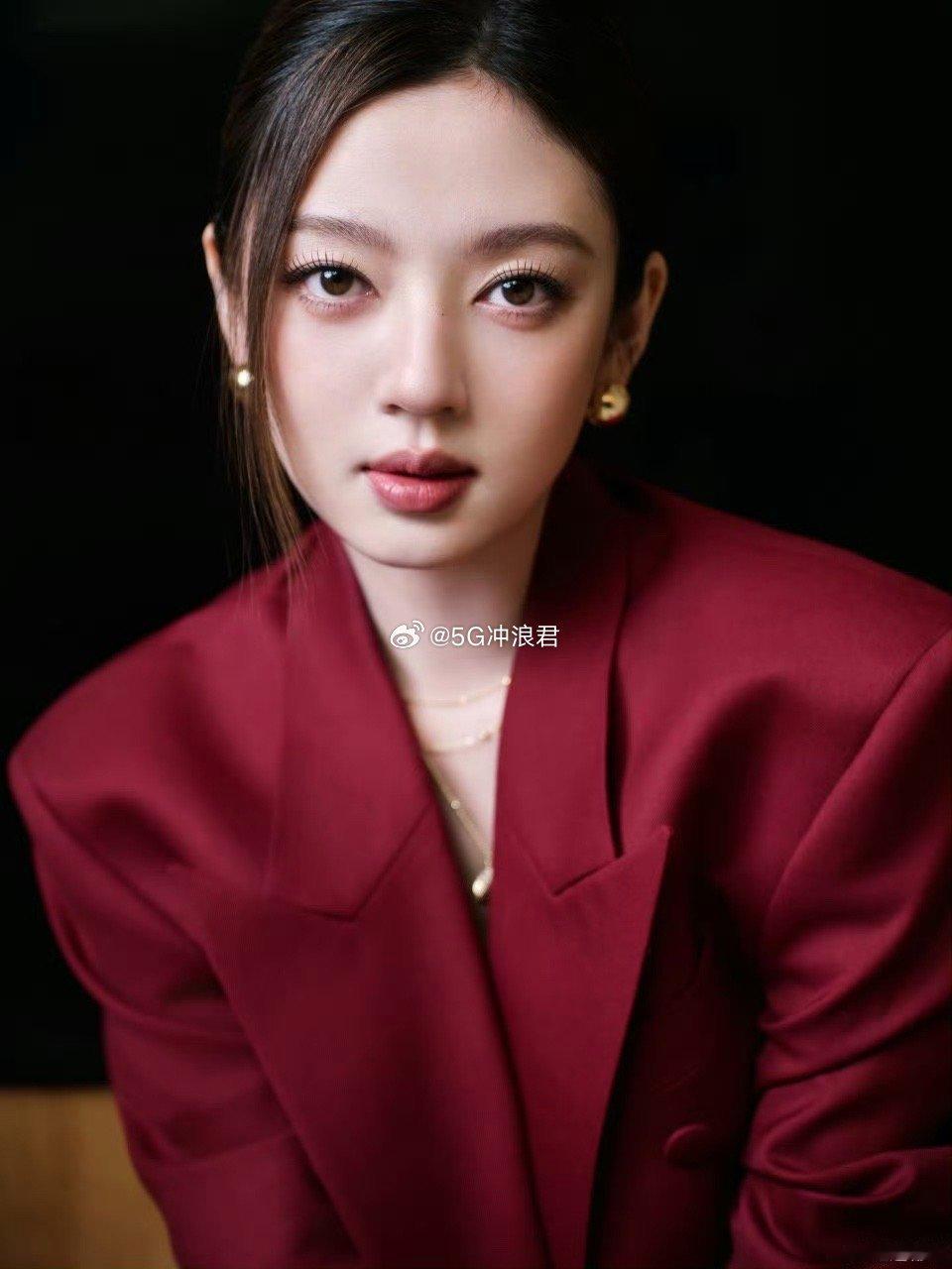 何瑞贤红的绿的白的都是美的 根本不需要联谊这种设定，她的气场就足够吸引人。各种风