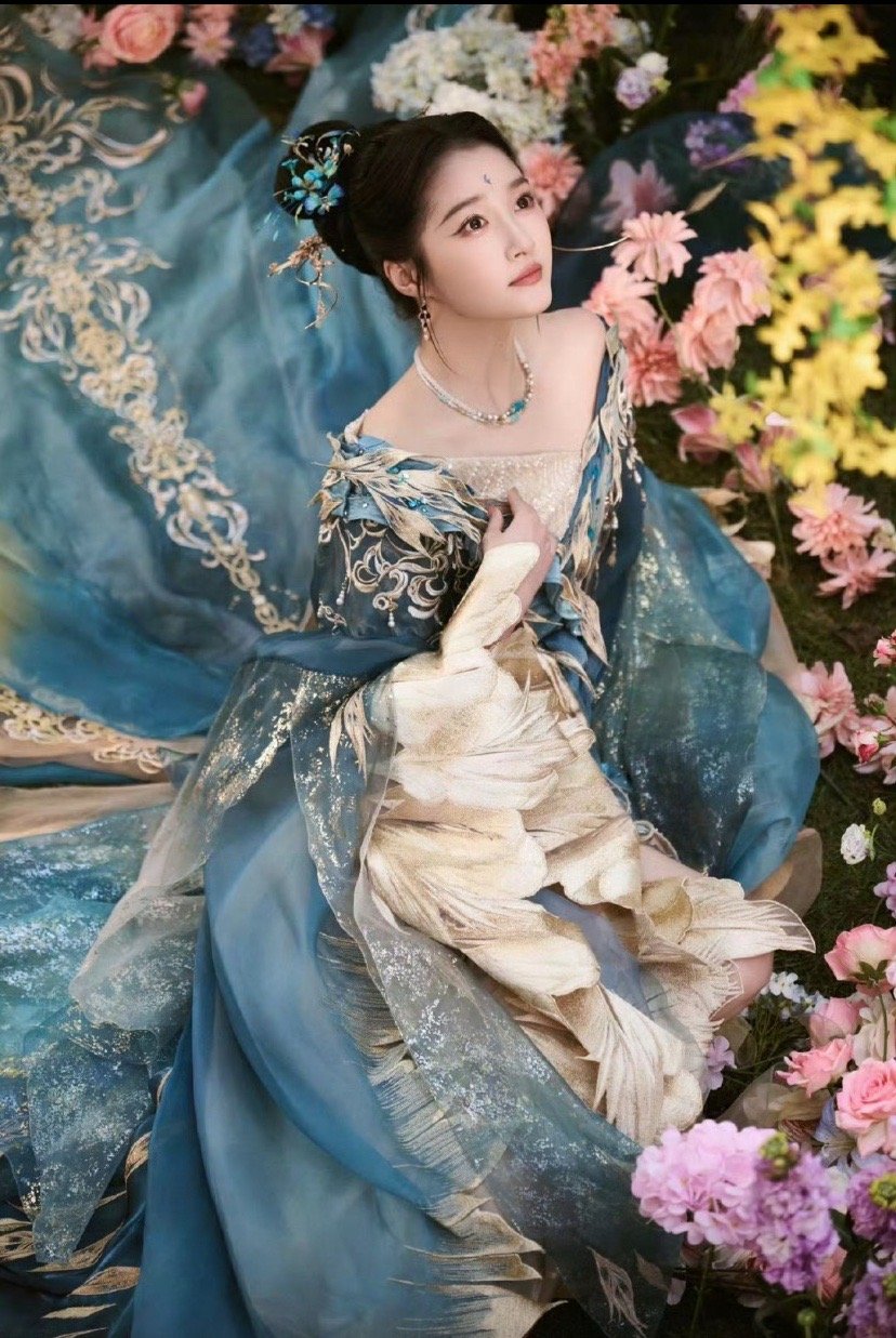 关晓彤 青鸟神女 真的找不到更合适的词来夸了，关晓彤这组青鸟神女造型美到失语，一