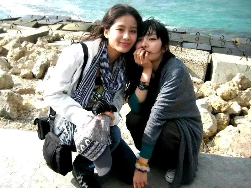 两大顶流美女明早期同框合照。那时候的她们还很青涩，有着青春期女孩的稚嫩！蹲在海边