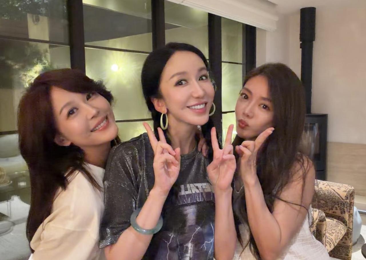 8月25日，娄艺潇晒姐妹照，邓家佳与李金铭去她家聚会。

看到她们三位再次同框，