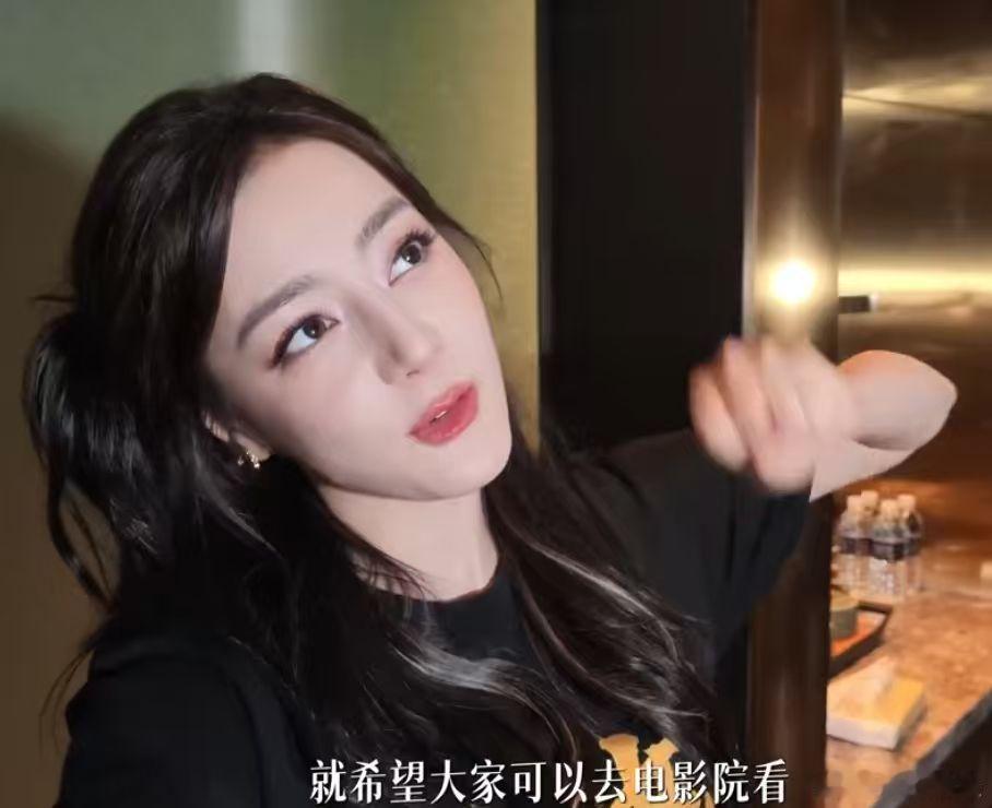 迪丽热巴功夫女足杭州vlog迪丽热巴神颜反差女 迪丽热巴神颜反差女，迪丽热巴功夫