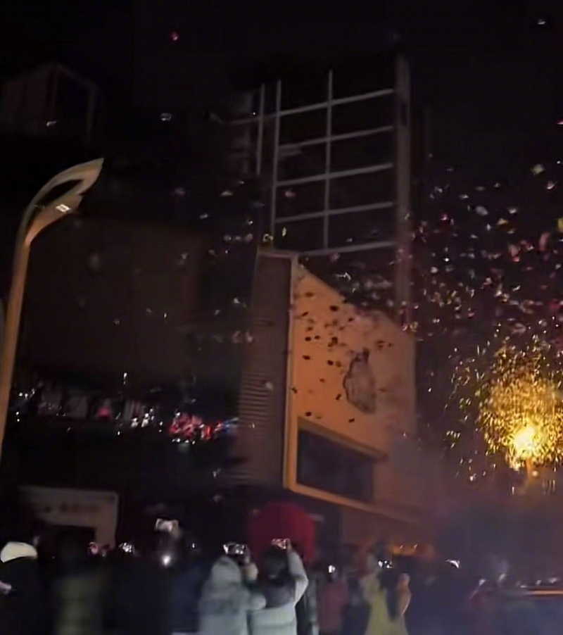 #商场跨年放气球致周边医院停电#【陕西商场办跨年活动时停电！当地称放飞气球触碰线