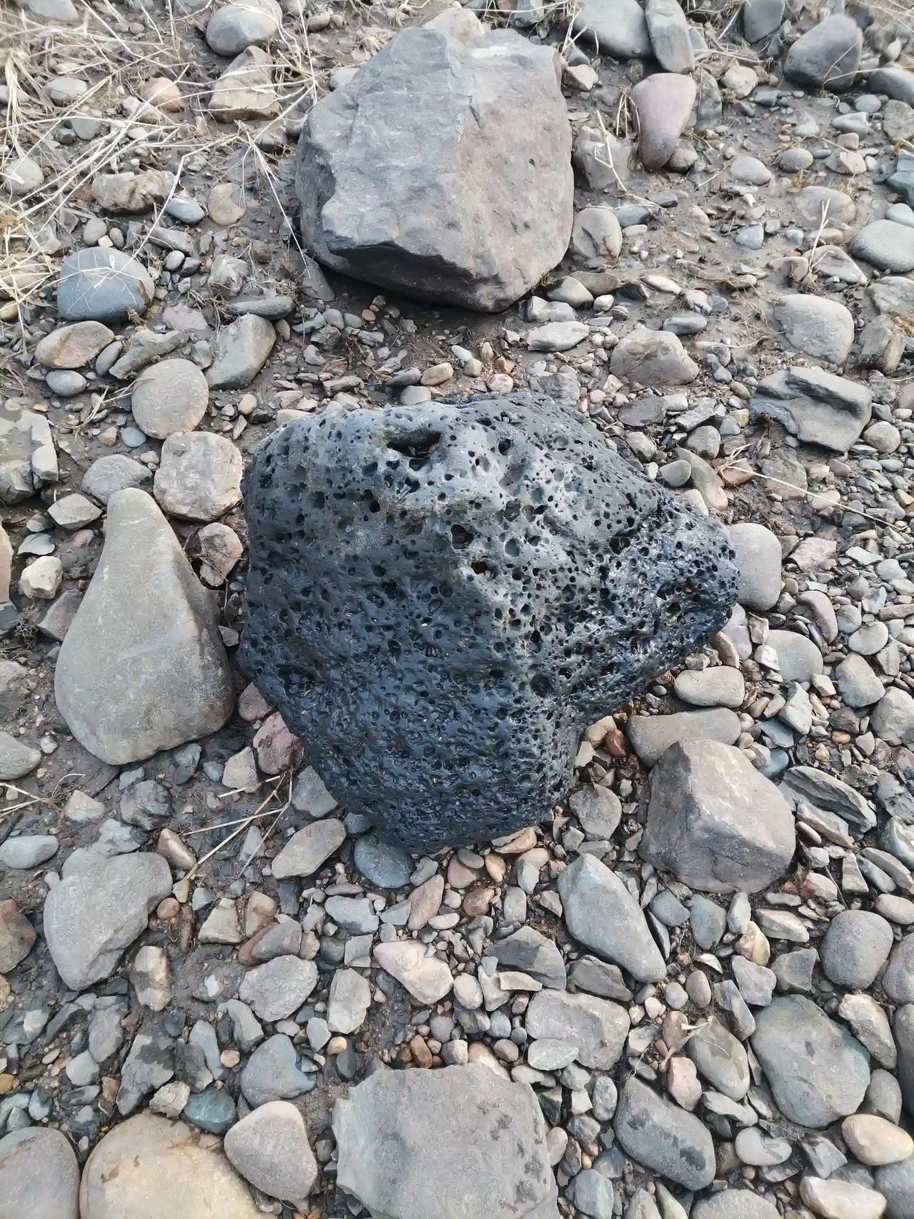 我在松花江边老能遇到火山岩石，以前还老认为是长白山冲下来的，现在终于知道了咱们家
