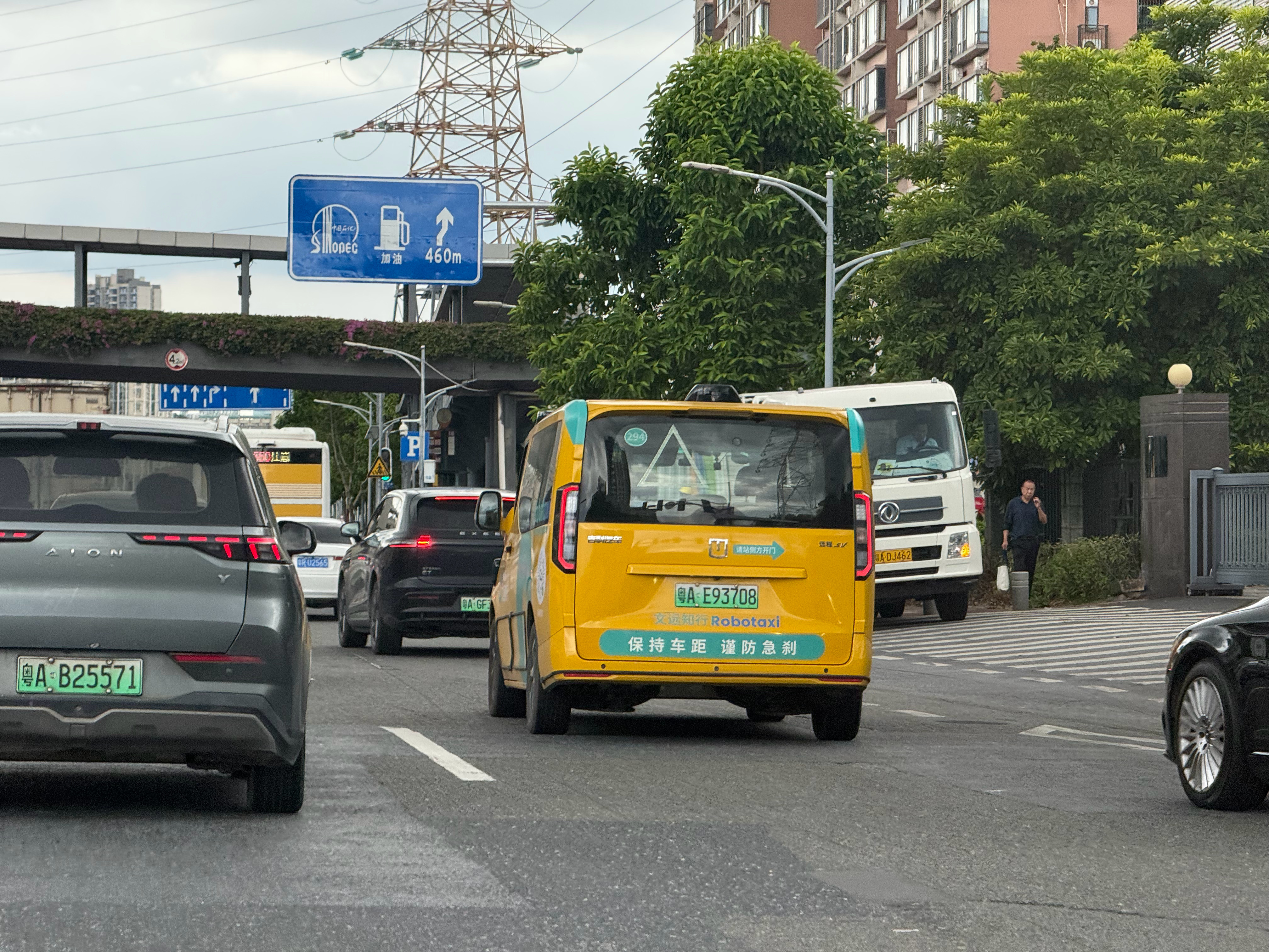 文远的 L4 已经跑在了广州最繁忙的黄埔大道和中山大道上。如果仔细看，会发现他们