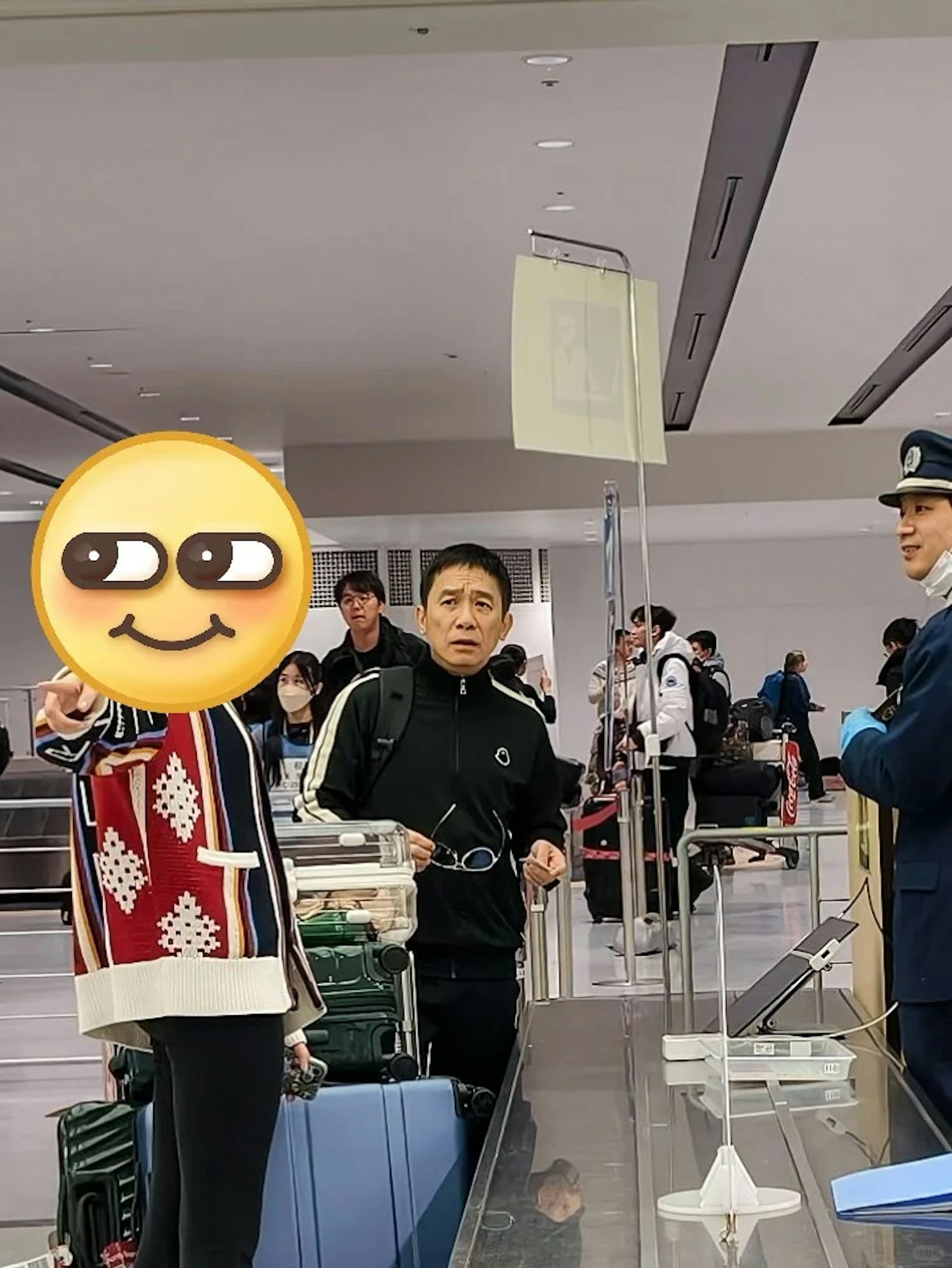 伟仔的表情好茫然可怜，似乎在向老婆刘嘉玲求助。 