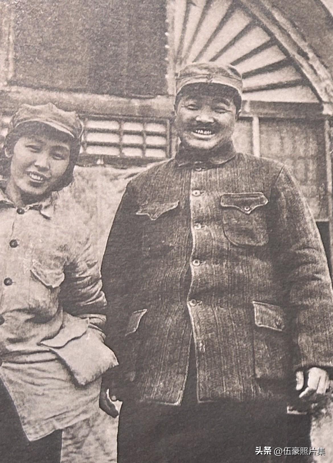 1947年9月，贺龙与夫人薛明在山西兴县蔡家崖晋绥军区司令部门前的合影。蔡家崖是