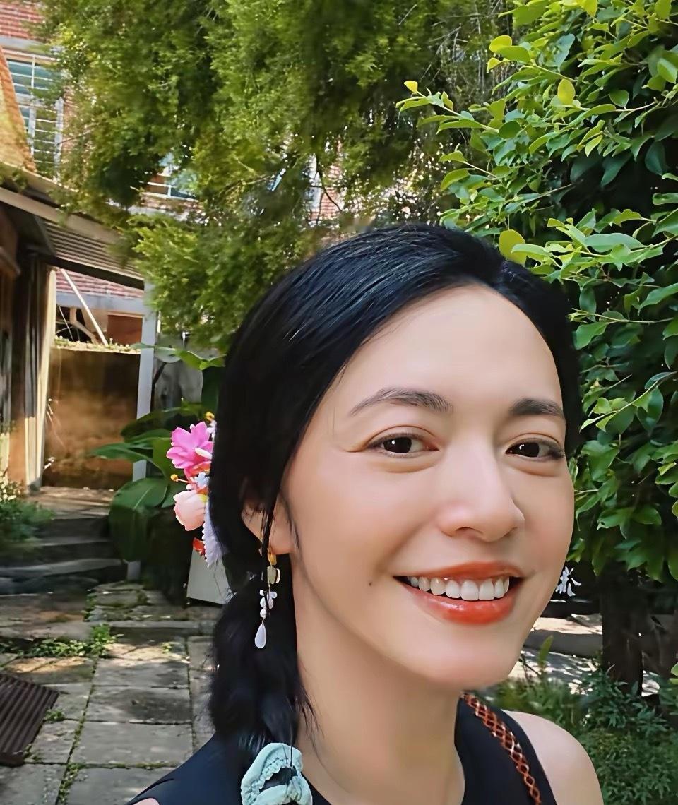 姚晨12岁儿子发育太猛！身高近170那叫一个高挑，眼睛像爸笑容随妈，尤其是嘴竟同