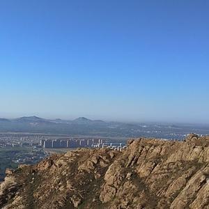 A股在股指期货交割日前一天，走出了缩量1200亿的反弹新高。
这就像什么呢？
你