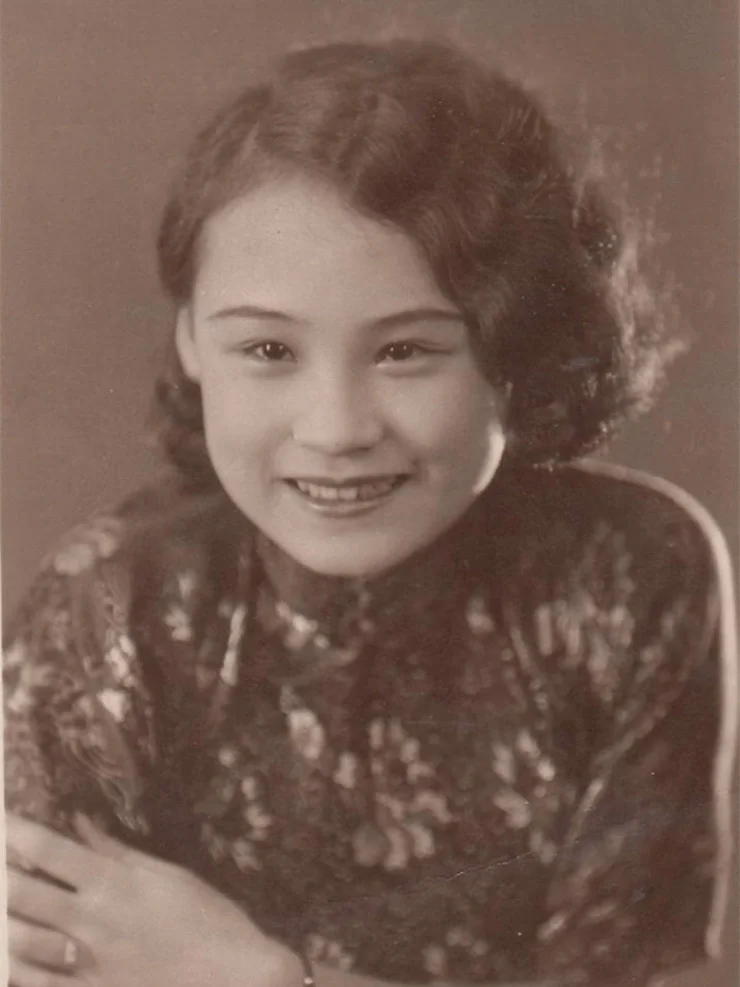 1938年，电影明星陈燕燕在闺蜜童月娟家吃饭，喝下两杯红酒后不省人事。醒来后，她