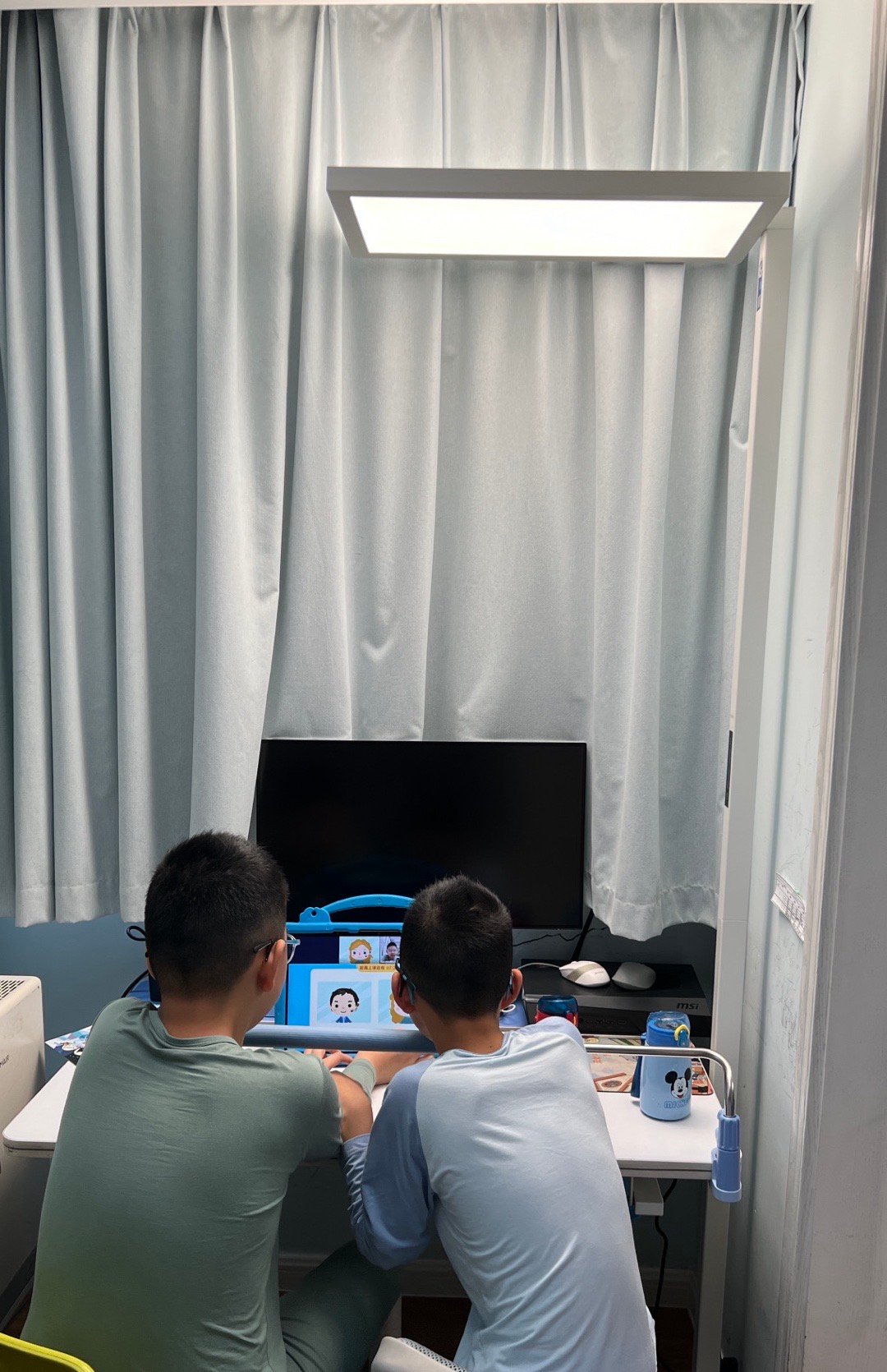 娃现在有三个阅读作业区。这些区域随他们学习情况也有调整和变动，所以照明方案也在变