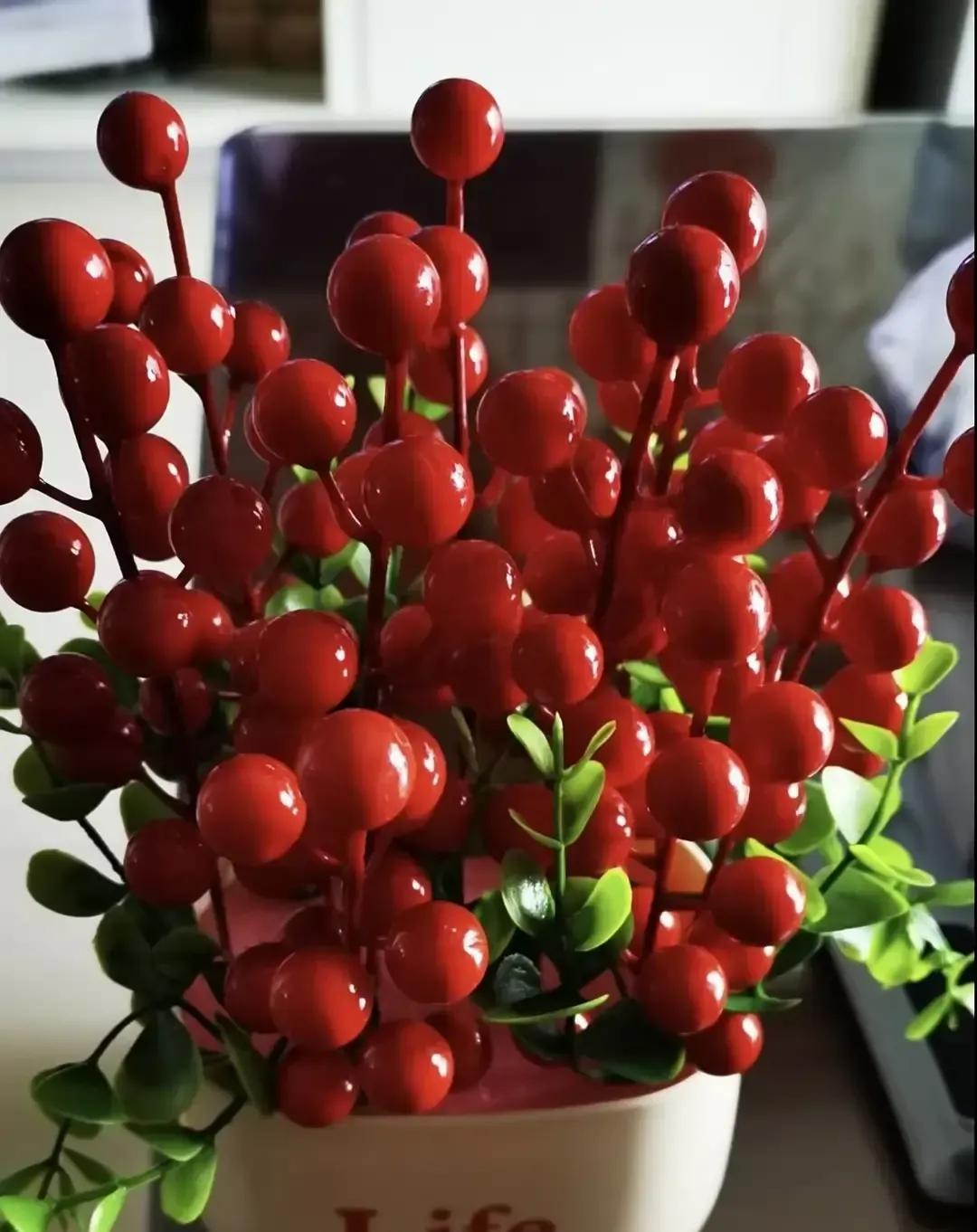 舅舅六十大寿，前女友跟夫家来随礼，坐得不远，脸瘦得凹进去，舅妈递完红包顺口一句“