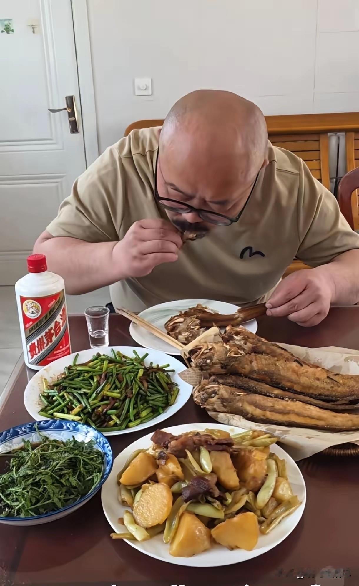 大哥小日子过的很潇洒啊，你羡慕吗[呲牙]