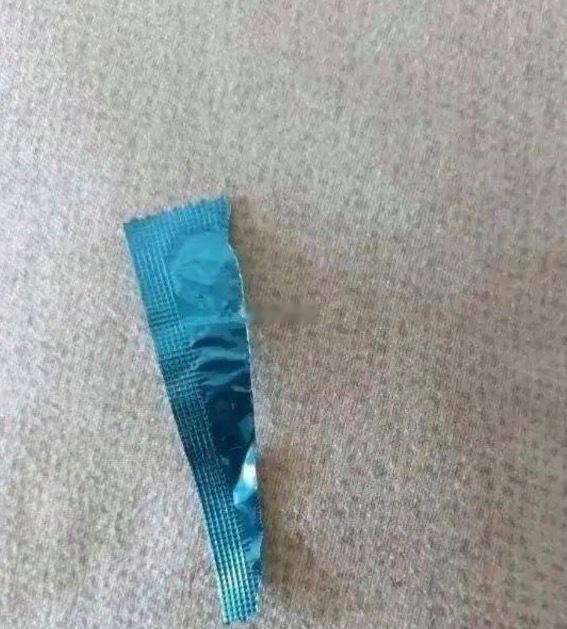 老婆出差回来，在她包里发现的，这是什么袋子？ 