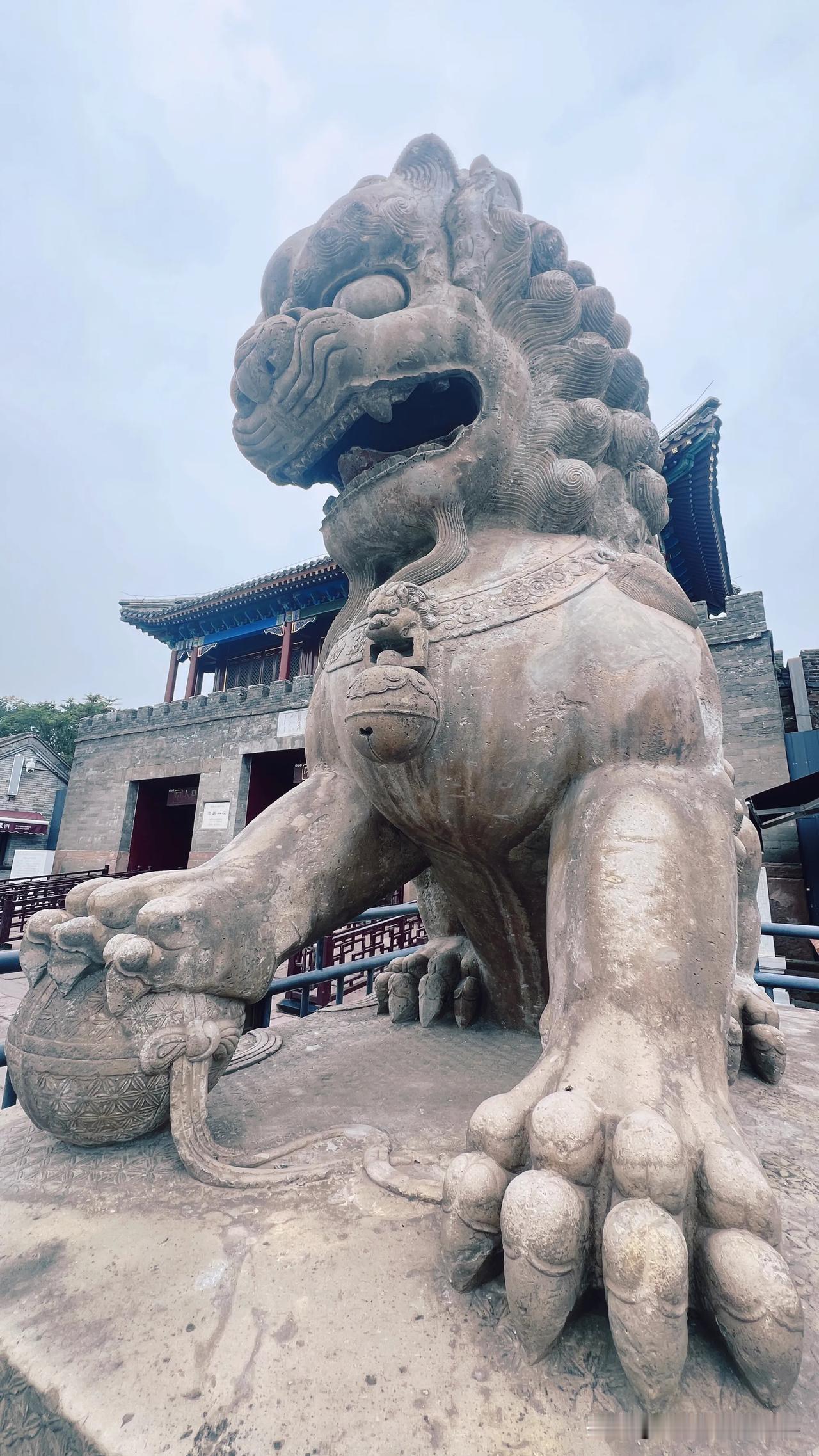 这张照片是我拍的，构图上有一点瑕疵，你能看岀来吗？

这是一张某门前的狮子，算不