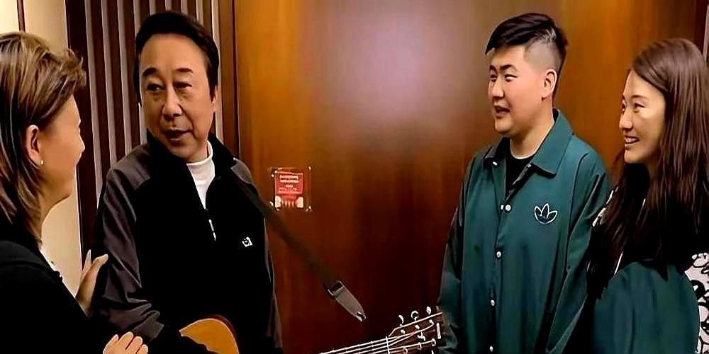 一杯白酒闷下去，冯巩就为闫学晶换来一个女主角。
 
饭局上，《小姨多鹤》原定主角