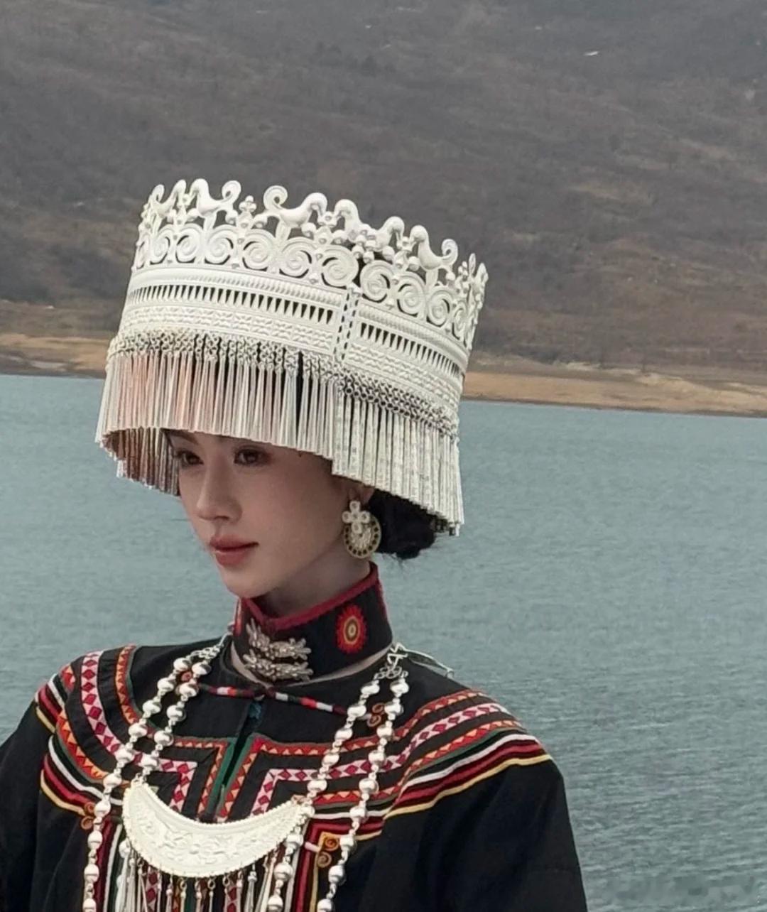 鞠婧祎苗族造型 哇！！！好漂亮啊！ 