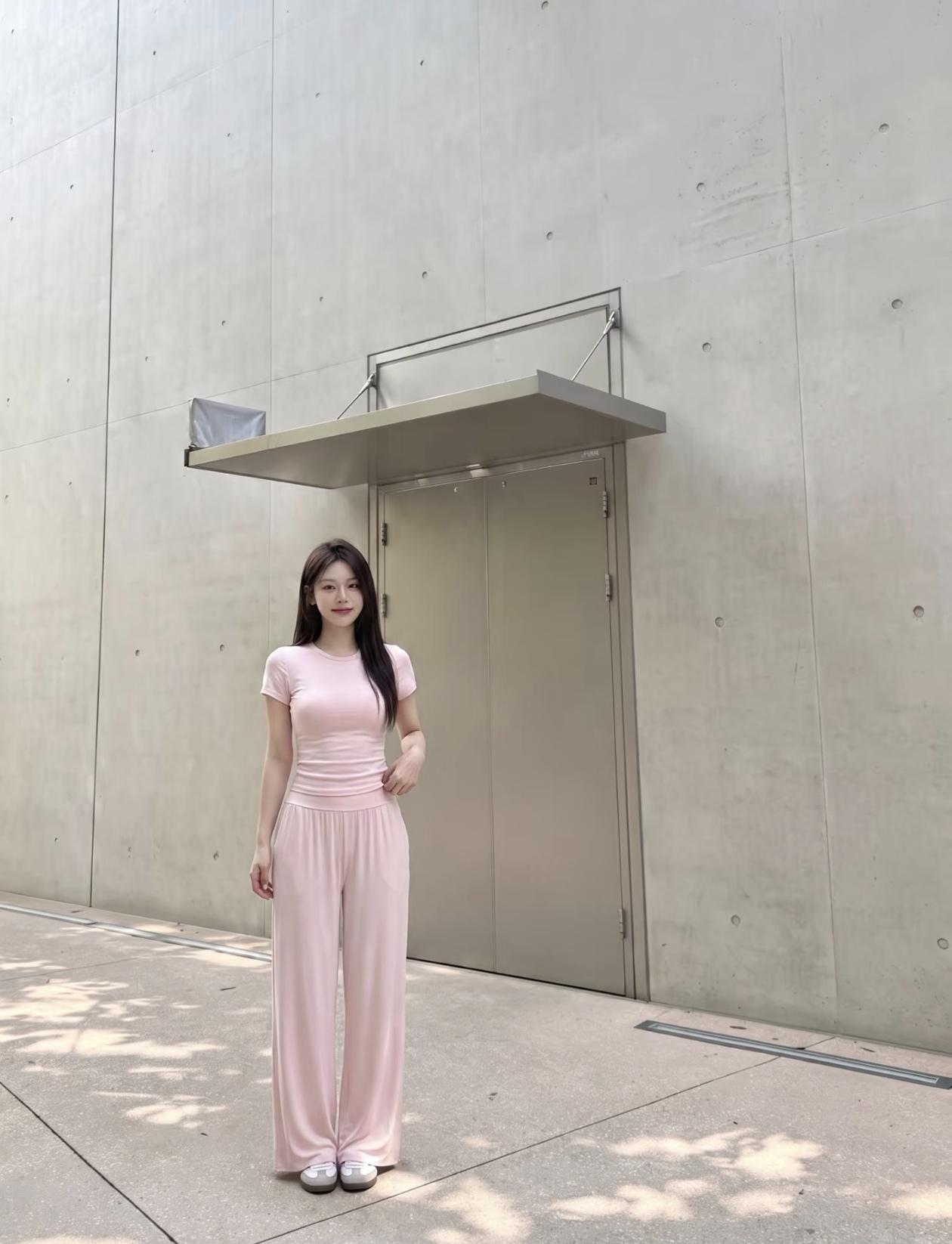 粉衣轻舞，倩影萦绕
