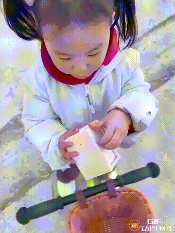 安徽一名男子想买一个蜘蛛玩具逗一逗女儿，看一下女儿会不会被吓哭。

谁料女儿收到