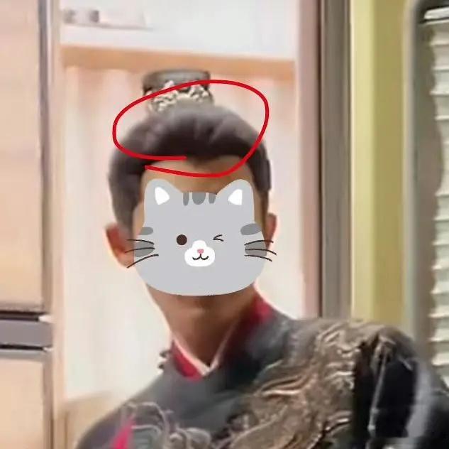 有点好笑，恰逢春男主头套粘得跟个群演似的这部剧成本到底有多低啊…. 